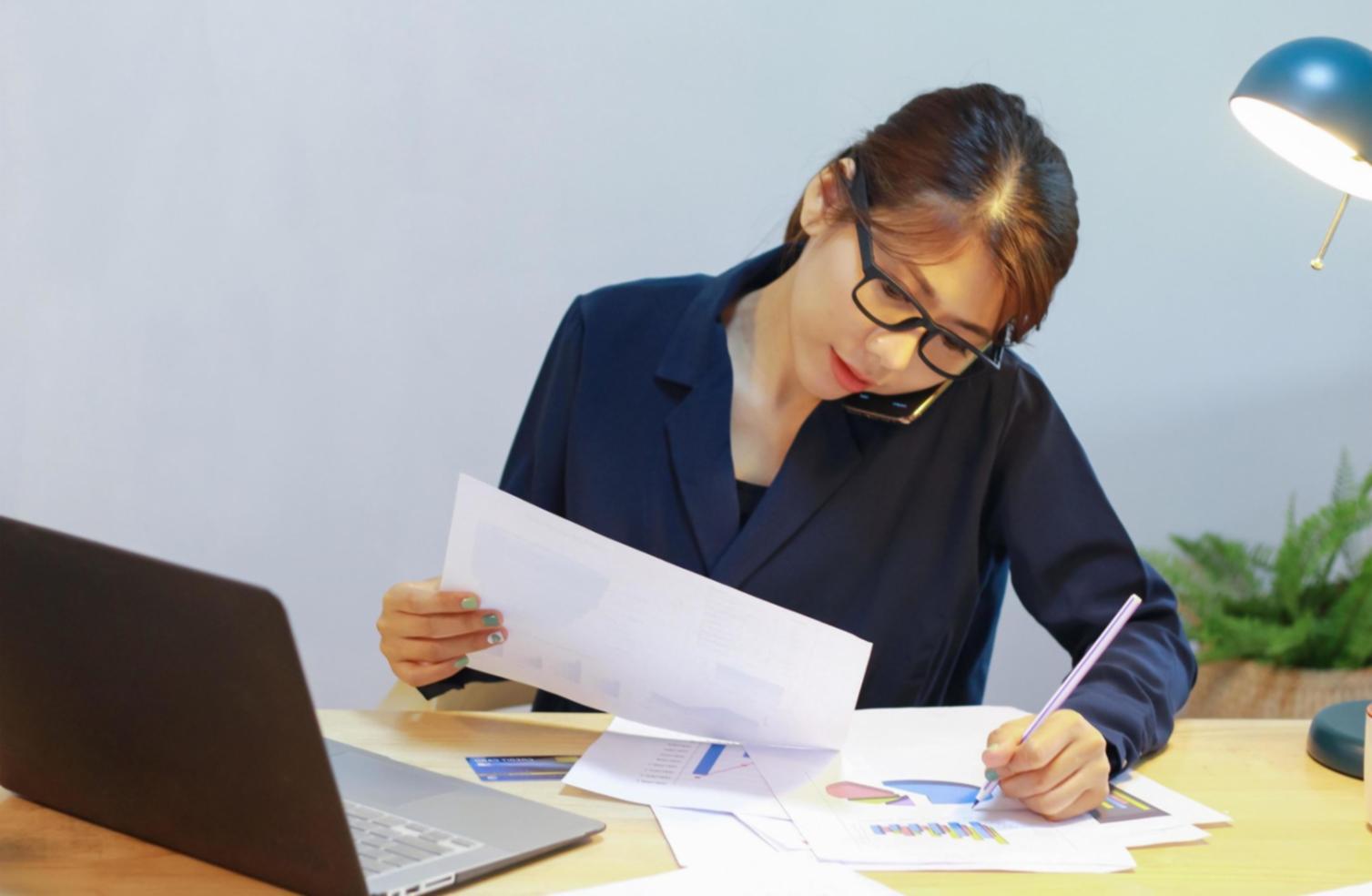 Étudiant concentré dans son espace d'apprentissage à distance optimal