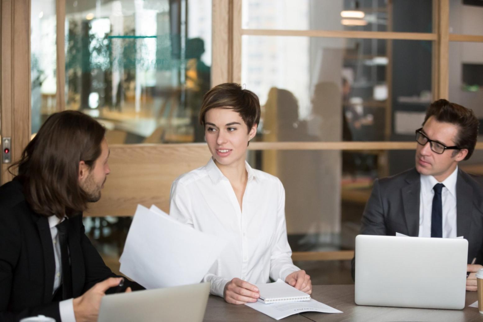 Groupe d'étudiants travaillant sur des projets financiers